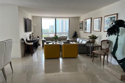 Condo in Miami, Florida, 2 bedrooms № 2075907 - photo 2
