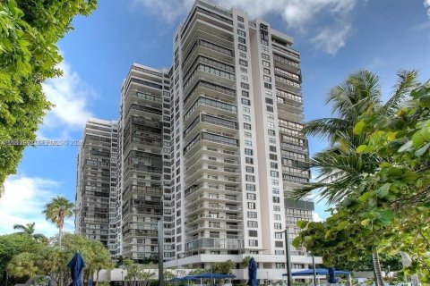 Condo in Miami, Florida, 2 bedrooms № 2075907 - photo 24