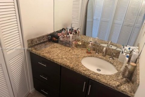 Condo in Miami, Florida, 2 bedrooms № 2075907 - photo 17