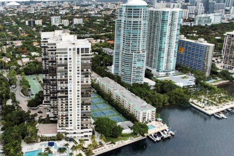 Condo in Miami, Florida, 2 bedrooms № 2075907 - photo 26