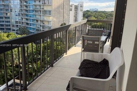 Condo in Miami, Florida, 2 bedrooms № 2075907 - photo 9