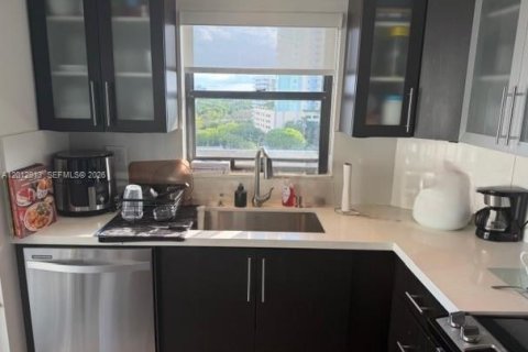 Condo in Miami, Florida, 2 bedrooms № 2075907 - photo 6