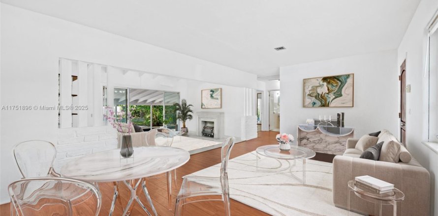 House in Miami Shores, Florida 3 bedrooms, 163.04 sq.m. № 1737999