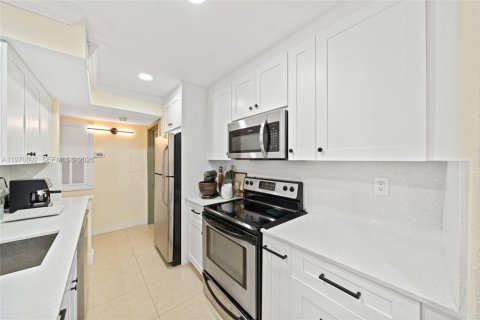 Condominio en venta en Miami, Florida, 1 dormitorio, 60.48 m2 № 2032710 - foto 3