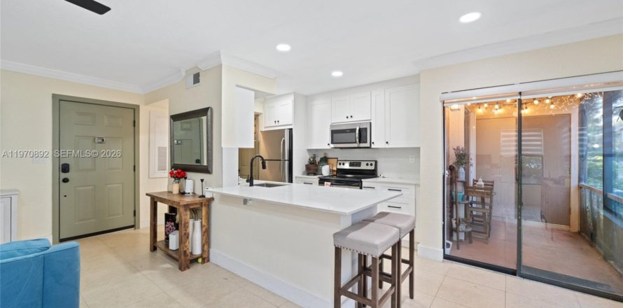 Condominio en Miami, Florida, 1 dormitorio  № 2032710