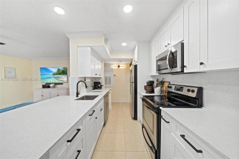 Condominio en venta en Miami, Florida, 1 dormitorio, 60.48 m2 № 2032710 - foto 2