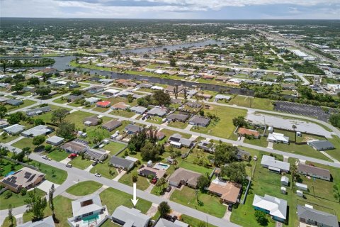 House in Port Charlotte, Florida 3 bedrooms, 138.24 sq.m. № 1883345 - photo 2