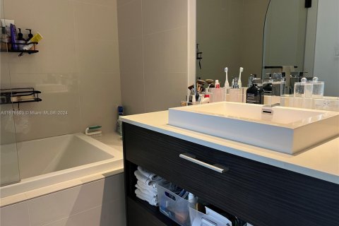 Condo in Miami, Florida, 1 bedroom  № 1939680 - photo 10