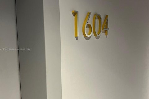 Condo in Miami, Florida, 1 bedroom  № 1939680 - photo 14