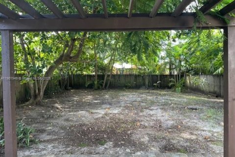 Casa en alquiler en Miami, Florida, 3 dormitorios, 76.74 m2 № 1953406 - foto 23