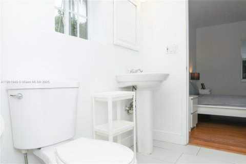 Casa en alquiler en Miami, Florida, 3 dormitorios, 76.74 m2 № 1953406 - foto 14