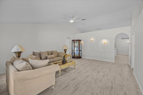 Villa ou maison à vendre à Palm Bay, Floride: 3 chambres, 179.49 m2 № 2388445 - photo 5