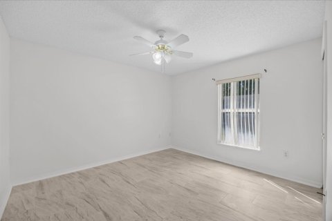 Villa ou maison à vendre à Palm Bay, Floride: 3 chambres, 179.49 m2 № 2388445 - photo 19