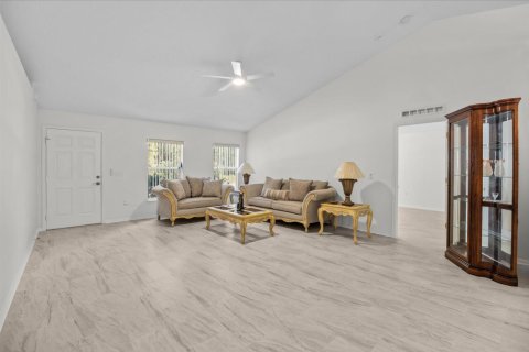 Villa ou maison à vendre à Palm Bay, Floride: 3 chambres, 179.49 m2 № 2388445 - photo 6