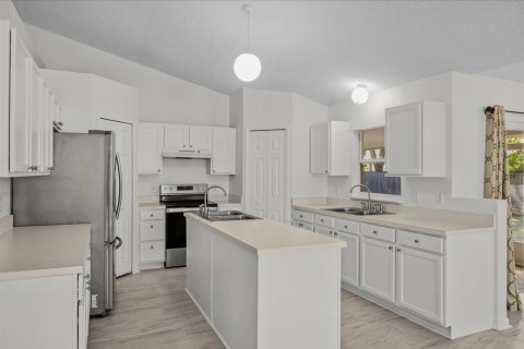 Villa ou maison à vendre à Palm Bay, Floride: 3 chambres, 179.49 m2 № 2388445 - photo 17