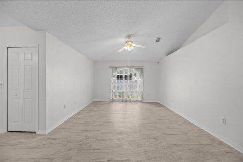 Villa ou maison à vendre à Palm Bay, Floride: 3 chambres, 179.49 m2 № 2388445 - photo 11