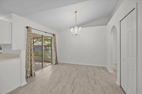 Villa ou maison à vendre à Palm Bay, Floride: 3 chambres, 179.49 m2 № 2388445 - photo 12