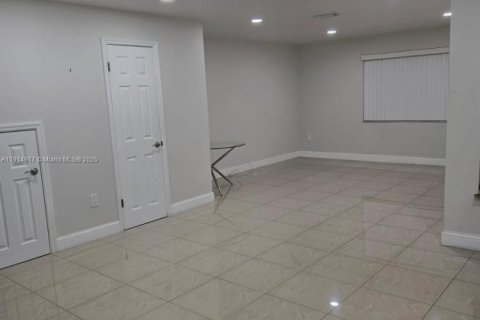 Adosado en alquiler en Miami, Florida, 2 dormitorios, 124.49 m2 № 1970550 - foto 6