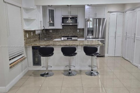 Adosado en alquiler en Miami, Florida, 2 dormitorios, 124.49 m2 № 1970550 - foto 2