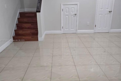 Adosado en alquiler en Miami, Florida, 2 dormitorios, 124.49 m2 № 1970550 - foto 9