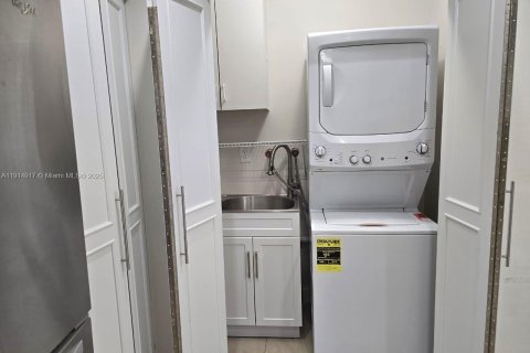 Adosado en alquiler en Miami, Florida, 2 dormitorios, 124.49 m2 № 1970550 - foto 23