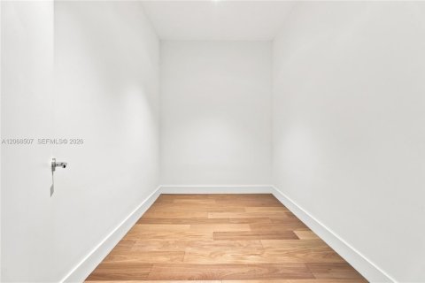 Adosado en venta en Miami, Florida, 4 dormitorios № 2339884 - foto 27