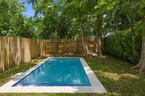 Adosado en venta en Miami, Florida, 4 dormitorios № 2339884 - foto 18