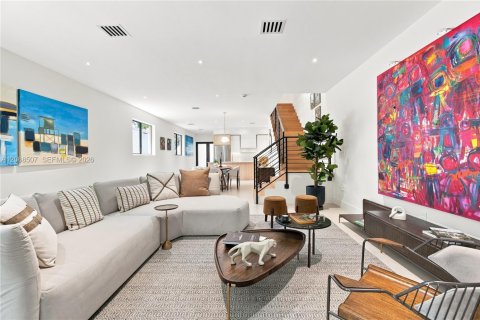 Adosado en venta en Miami, Florida, 4 dormitorios № 2339884 - foto 15