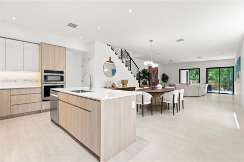 Adosado en venta en Miami, Florida, 4 dormitorios № 2339884 - foto 6