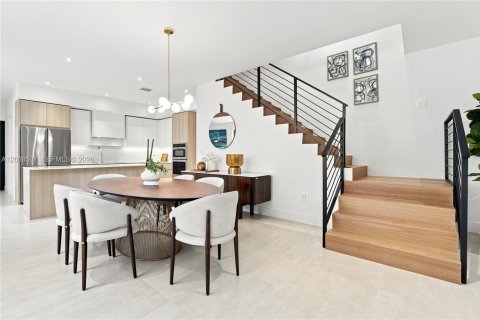 Adosado en venta en Miami, Florida, 4 dormitorios № 2339884 - foto 12