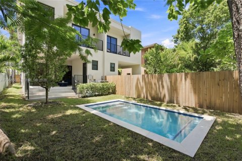 Adosado en venta en Miami, Florida, 4 dormitorios № 2339884 - foto 19