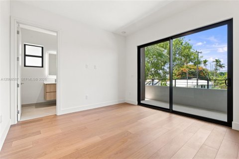 Adosado en venta en Miami, Florida, 4 dormitorios № 2339884 - foto 22