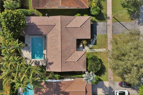 House in Coral Gables, Florida 4 bedrooms, 224.45 sq.m. № 1478001 - photo 3