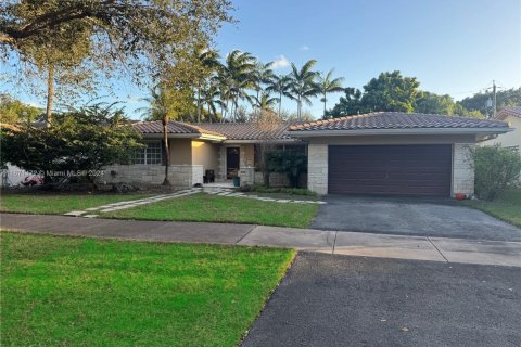 House in Coral Gables, Florida 4 bedrooms, 224.45 sq.m. № 1478001 - photo 1