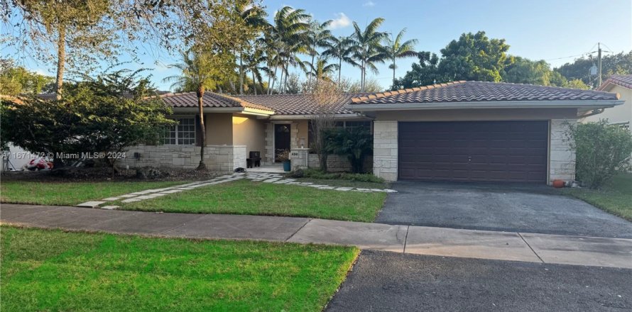House in Coral Gables, Florida 4 bedrooms, 224.45 sq.m. № 1478001