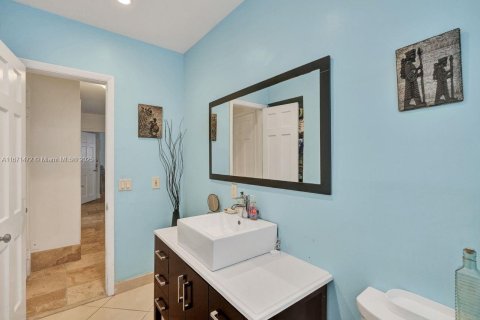 House in Coral Gables, Florida 4 bedrooms, 224.45 sq.m. № 1478001 - photo 13