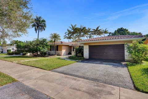 House in Coral Gables, Florida 4 bedrooms, 224.45 sq.m. № 1478001 - photo 2