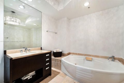 Condo in Sunny Isles Beach, Florida, 2 bedrooms  № 2088507 - photo 19