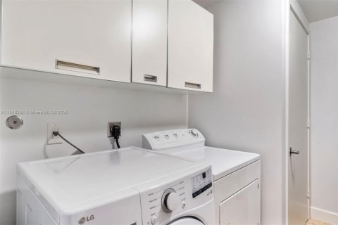 Condo in Sunny Isles Beach, Florida, 2 bedrooms  № 2088507 - photo 28