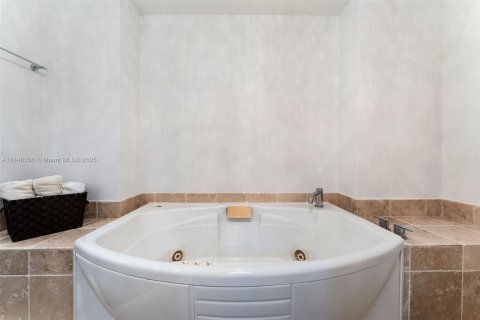 Condo in Sunny Isles Beach, Florida, 2 bedrooms  № 2088507 - photo 20