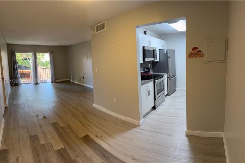 Снять в аренду квартиру в Майами-Лейкс, Флорида 2 спальни, 85.28м2, № 1992704 - фото 2