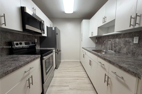 Снять в аренду квартиру в Майами-Лейкс, Флорида 2 спальни, 85.28м2, № 1992704 - фото 1