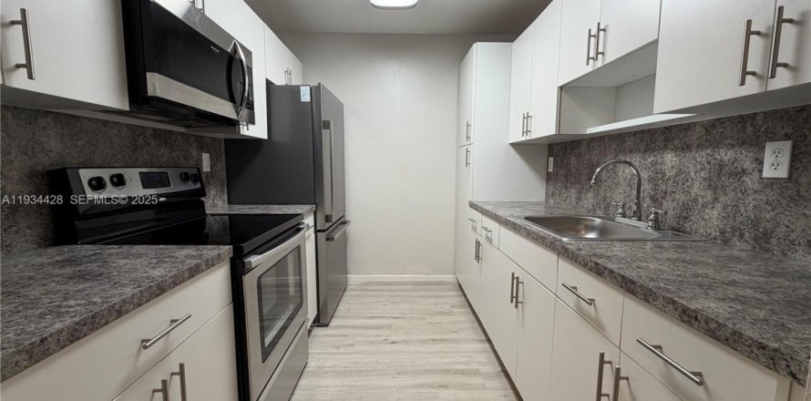 Квартира в Майами-Лейкс, Флорида 2 спальни, 85.28м2 № 1992704