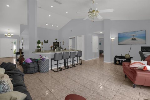 House in Orlando, Florida 4 bedrooms, 177.44 sq.m. № 2216154 - photo 9