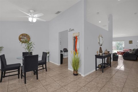 House in Orlando, Florida 4 bedrooms, 177.44 sq.m. № 2216154 - photo 6
