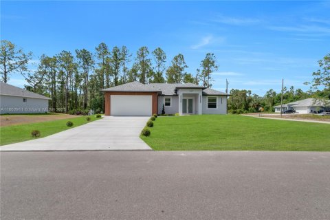 House in Lehigh Acres, Florida 3 bedrooms № 1685846 - photo 2