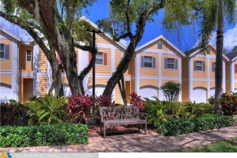 Townhouse in Fort Lauderdale, Florida 3 bedrooms, 172.61 sq.m. № 2382455 - photo 2