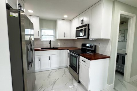 House in Englewood, Florida 2 bedrooms, 98.85 sq.m. № 2123534 - photo 8