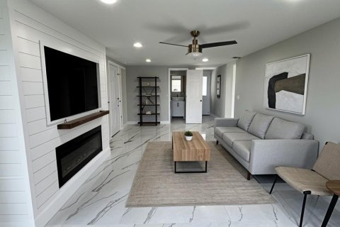 House in Englewood, Florida 2 bedrooms, 98.85 sq.m. № 2123534 - photo 14