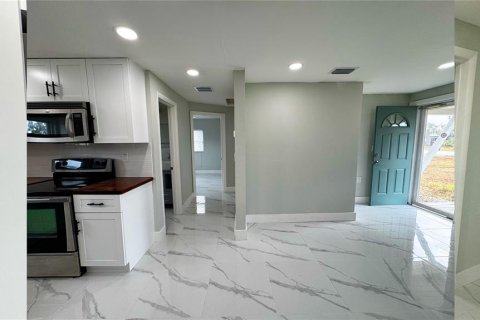 House in Englewood, Florida 2 bedrooms, 98.85 sq.m. № 2123534 - photo 7